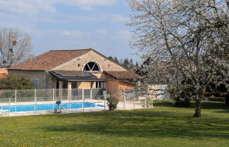 G&icirc;te n&deg;16G50161 Charras - Charente - G&icirc;te ind&eacute;pendant avec piscine