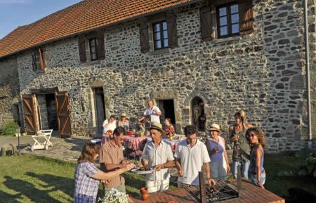 G&icirc;te n&deg;23G826 Gl&eacute;nic - Creuse - Autour du barbecue