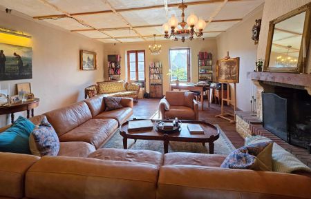 Chambre d'h&ocirc;tes n&deg;23G2314 Saint-Martial-le-Mont - Creuse - D&eacute;tendez-vous dans notre salon avec t&eacute;l&eacute;vision, chemin&eacute;e et bureau pour consulter vos messages.