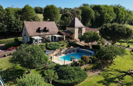 Chambre d'h&ocirc;tes n&deg;24G000438 Vitrac - Dordogne - vue d'ensemble Maison d'H&ocirc;tes et 2 Gites