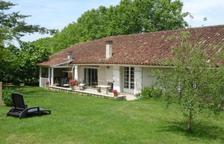 G&icirc;te n&deg;1220 Villeneuve-sur-Lot - Lot-et-Garonne - Vue g&eacute;n&eacute;rale du g&icirc;te, sa terrasse, sa pelouse, son abri plancha et barbecue