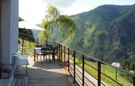 G&icirc;te n&deg;G232035 Larrau - Pyr&eacute;n&eacute;es-Atlantiques - Coin repas ext&eacute;rieur, vue sur le versant Xakhertia