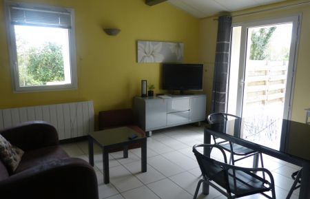 G&icirc;te n&deg;238 Sansais - Deux-S&egrave;vres - le salon et coin repas