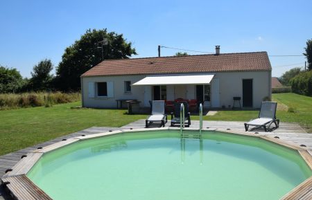 G&icirc;te n&deg;275 Cherveux - Deux-S&egrave;vres - La piscine et sa terrasse 