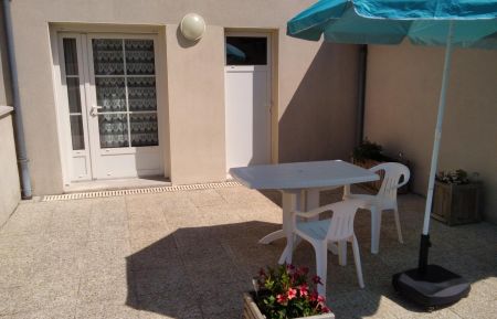 City Break n&deg;750 Niort - Deux-S&egrave;vres - terrasse ombrag&eacute;e le matin (photo 16h le 15 juin)